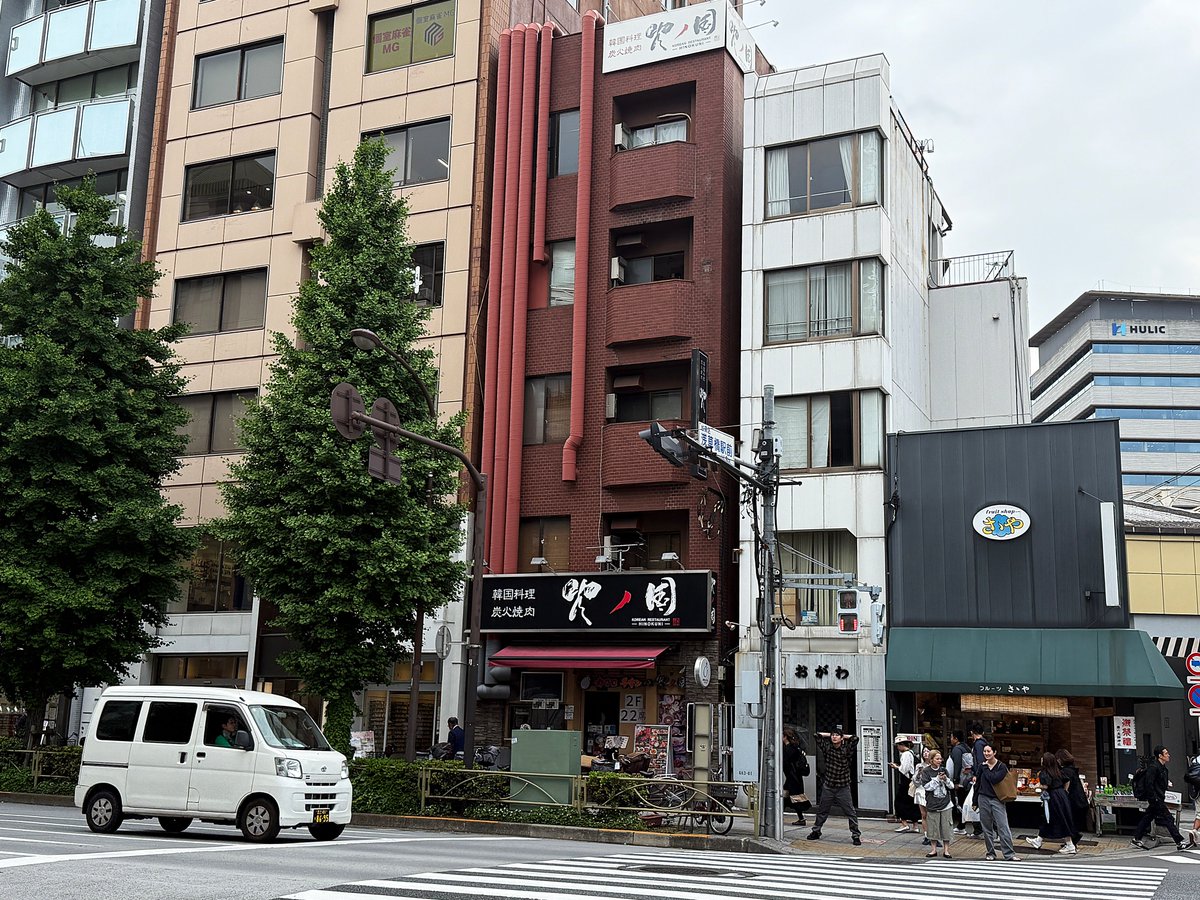 shitamachi00's tweet image. 浅草橋の焼肉屋さん。#火の国。1階からずっと上までみんな同じ店舗。最上階の5階だけ違うのかな？煙を逃がすためのダクト、なんか面白いことになってるよね、なのだ。これでいいのだ。★
#下町探偵団
∬
【YouTubeも宜しくなのだ】
youtube.com/c/shitamachi?s…