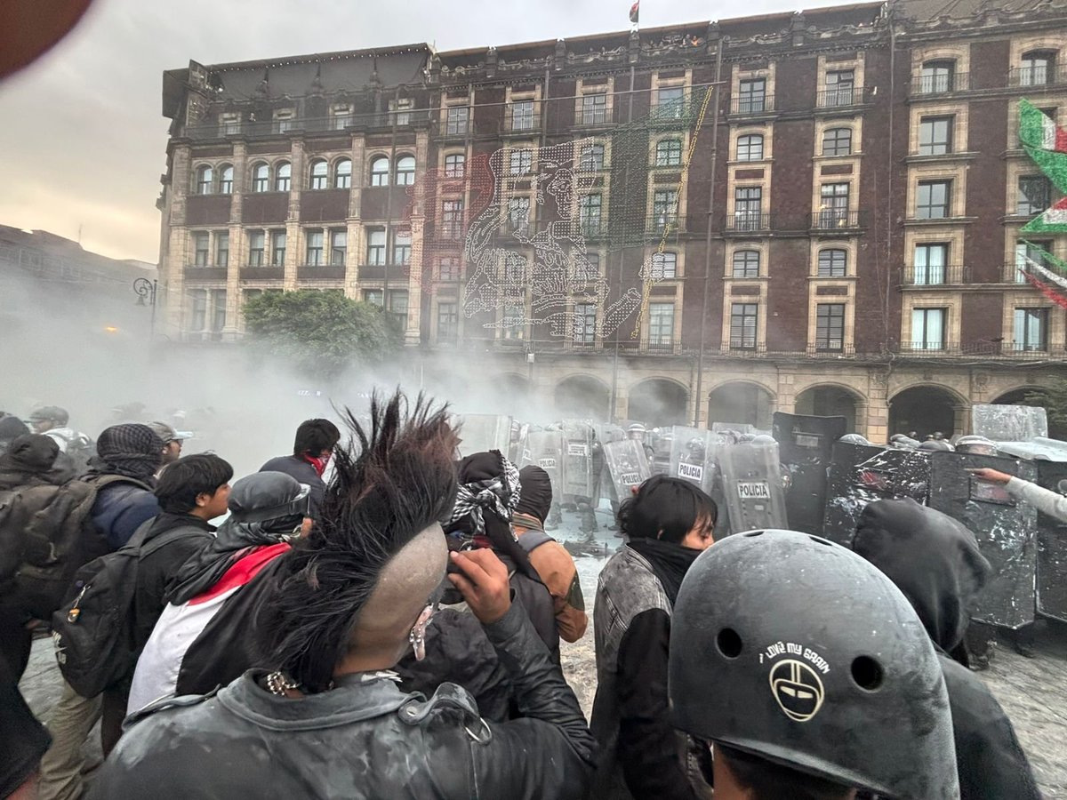 CorresponsalsMX's tweet image. ¡Así concluyó la jornada de extrema violencia en #CDMX por el #2DeOctubreNoSeOlvida ! 👇
🚨#Robos, pintas, golpes a policías y civiles, quema de comercios, dejó la protesta del #bloquenegro que se aprovecharon para vandalizar todo a su paso.
@AlcCuauhtemocMx #comerciantes…