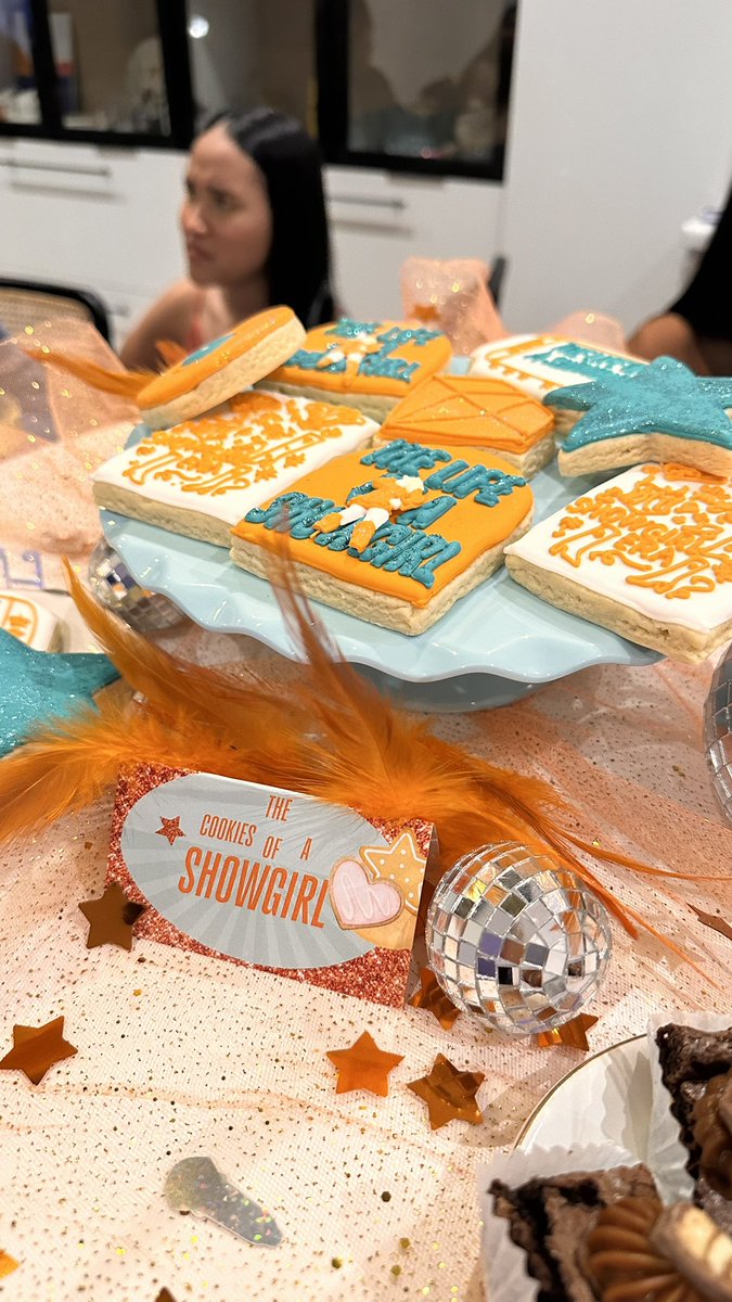 midnightsunrays's tweet photo. showgirls only  ❤️‍🔥🧡#tsthelifeofashowgirl @taylornation13 https://t.co/0pmK18qINs