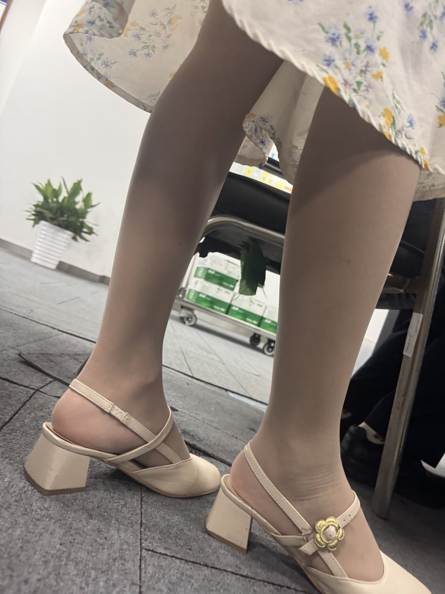 xcassy128's tweet photo. 来喜欢看偷拍身边人丝袜腿的兄弟，有抄底有露脸生活照，一起意淫羞辱 https://t.co/DQUOZxi8ty