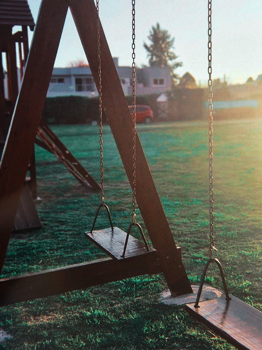 [O recreio estava quase acabando, o pátio começando a ficar vazio. Killi estava sentado num cantinho perto do portão, balançando as perninhas e rabiscando no chão com um gravetinho. O vento passava bagunçando os cabelos dele, mas era outra coisa que fazia arrepiar os fios: uma +