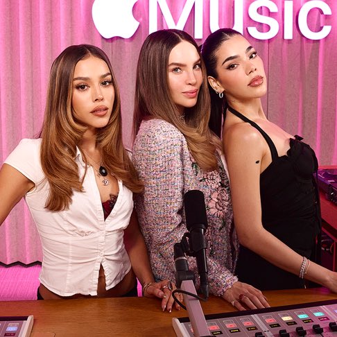 Nueva foto de Kenia OS, Belinda y DANNA para su podcast especial en Apple Music. 🩷