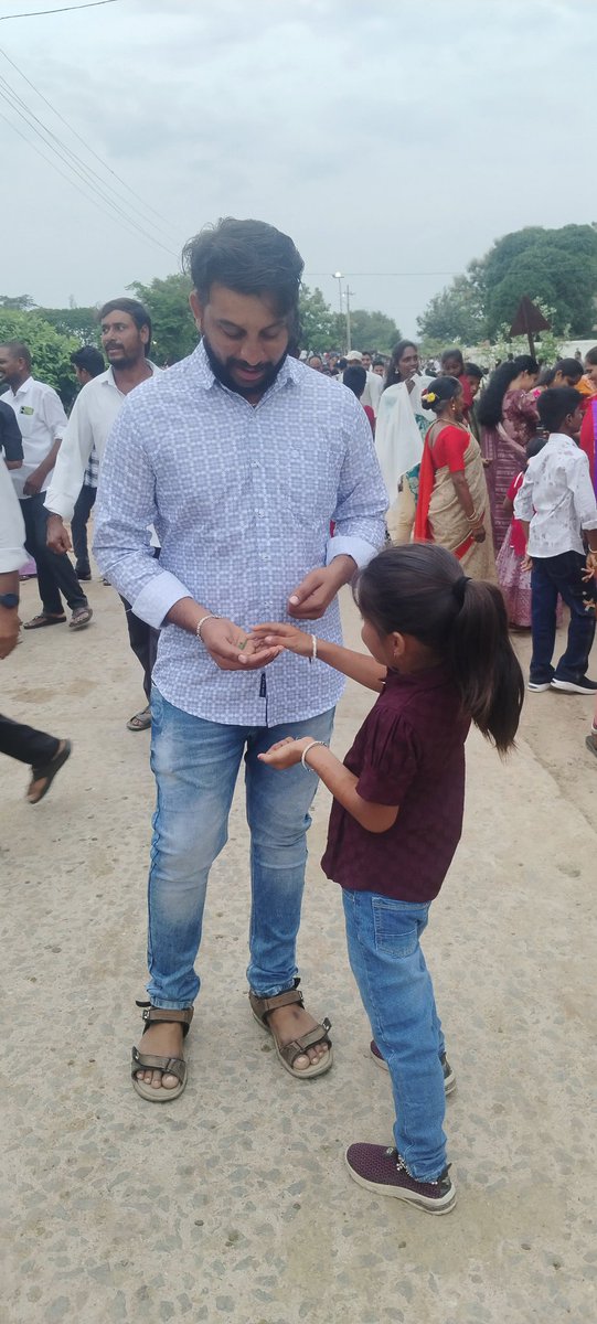 PPR_CHALLA's tweet image. తన బావకు జమ్మి ఆకులు ఇస్తూ దసరా శుభాకాంక్షలు చెప్పిన టిబ్బి తల్లి 😍😍

#happydussehra2025 #HappyDusshera