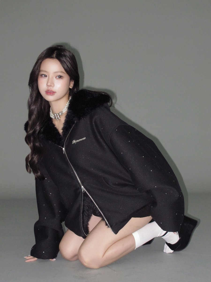 王道の黒もたっぷりのビジューでより特別に🖤 リバーシブル仕様で、1枚