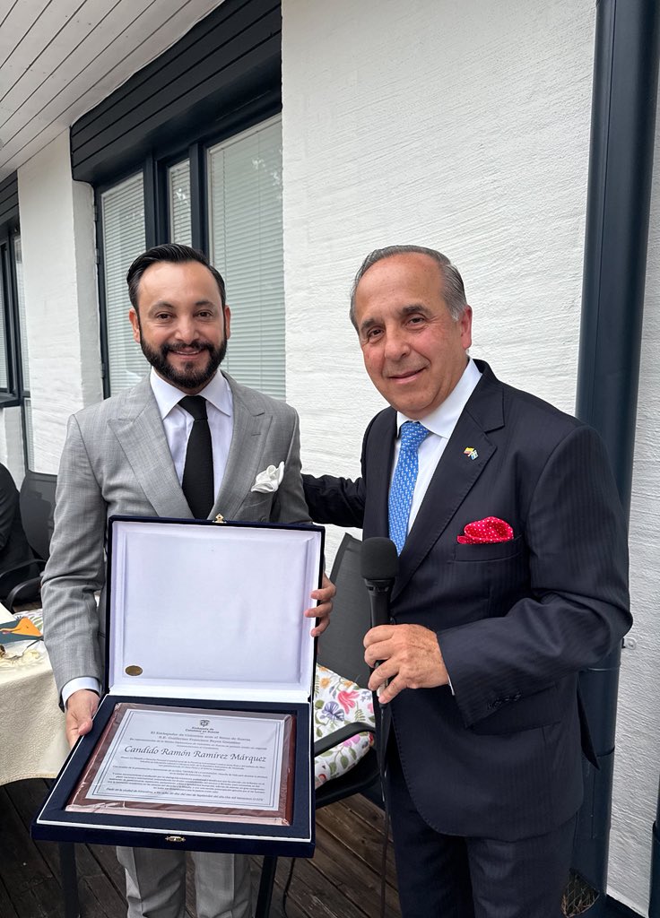 Presentar mi libro Detrás de la montaña, filosofía de vida para alcanzar la plenitud en la Embajada de Colombia en Suecia fue un honor que guardaré siempre en mi memoria y en mi corazón.

Agradezco profundamente al Sr. Embajador Guillermo Francisco Reyes González por sus