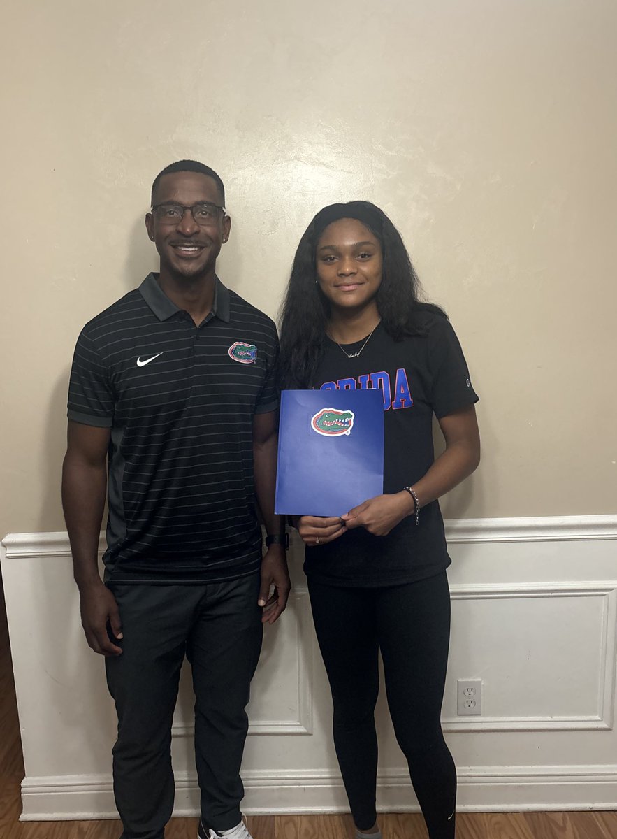 Journee_B's tweet photo. Thanks coach Hart for coming to visit me and showing me what @GatorsTF has to offer!💙🧡#GoGators https://t.co/XTa0msstEk
