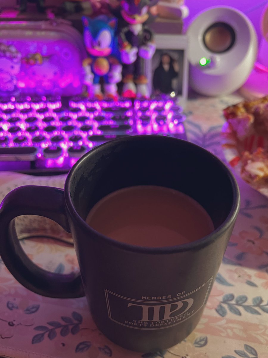 samswiftie7's tweet photo. @tswifterastour ME WITH MY 9PM CUP OF JOE 🫡🫡 https://t.co/e7uPnFYaKT