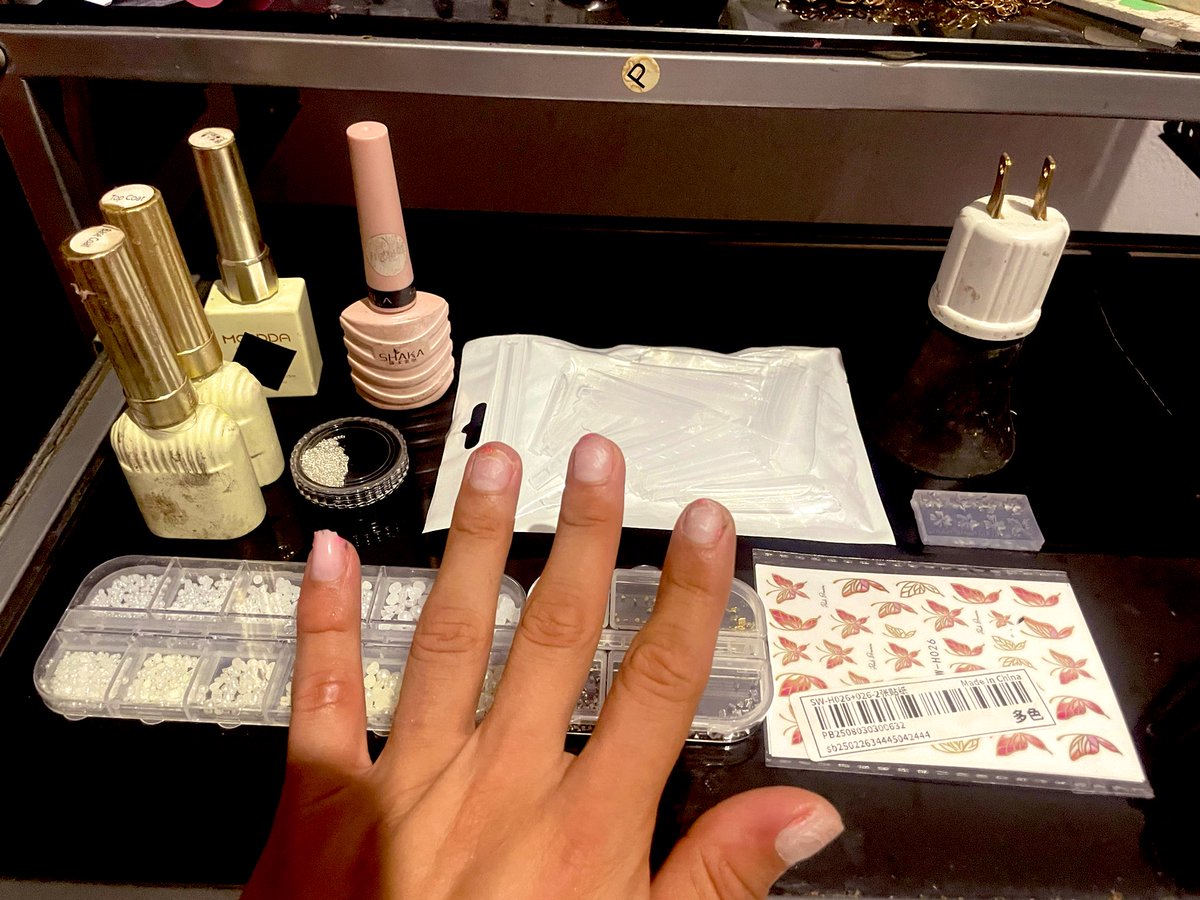 Manos a la obra 💅🏻🧜🏻‍♀️💦 ahora si van las buenas, las uñas de garra fueron tan hermosas como incomodas 🤦🏻‍♀️ 
.
.
.
.
.
.
.
.
#trans #girlsnight #nochedechicas #yoperreosola #nailart #uñas #pnp