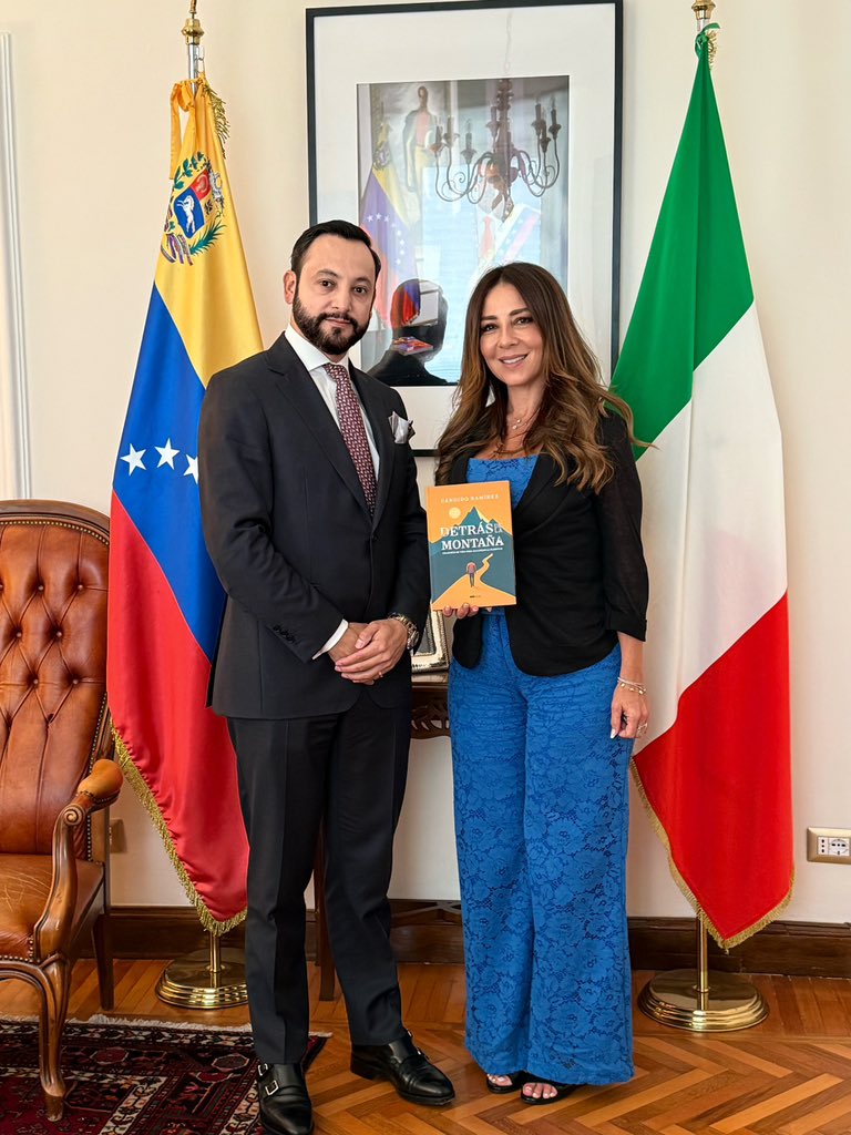 Hoy tuve el honor de visitar la Embajada de Venezuela en Roma para compartir mi libro “Detrás de la montaña, filosofía de vida para alcanzar la plenitud”.

Un espacio de encuentro en el que conversamos sobre la importancia de la filosofía aplicada a la vida cotidiana y sobre cómo
