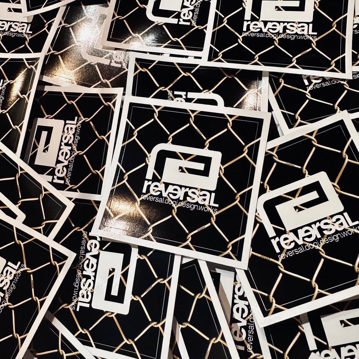 【ノベルティ】
10月3日（金）より、reversal SHOP TOKYO（実店舗）にご来店のお客様へ「GOLD CAGE BIG MARK STICKER（非売品）」をプレゼントいたします。用意数無くなり次第終了となります。この機会にぜひご来店ください。
rvddw.com/hpgen/HPB/entr… #rvddw