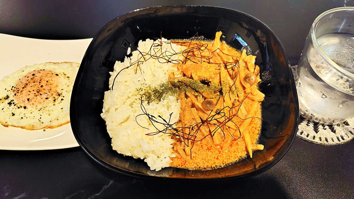 鶏肉とキノコとタケノコのインドネシア風スープカレー
某お菓子みたいだけど、エスニック系のカレー作る時の具の組み合わせは絶対コレ(他に色々足す時もあるけど)

ちょっとスパイス足した
見た目は地味だけど美味かったー！😋笑