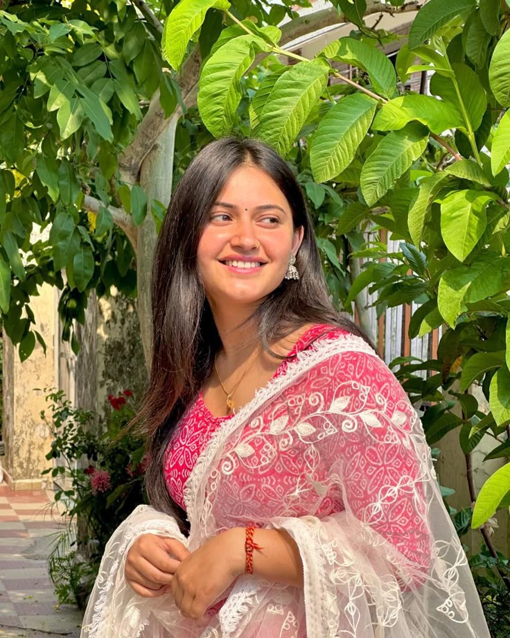 तुम्हारे ख्यालों का कोई हिसाब नहीं ,
मेरे ख्यालों में बेहिसाब हो तुम...।।😍