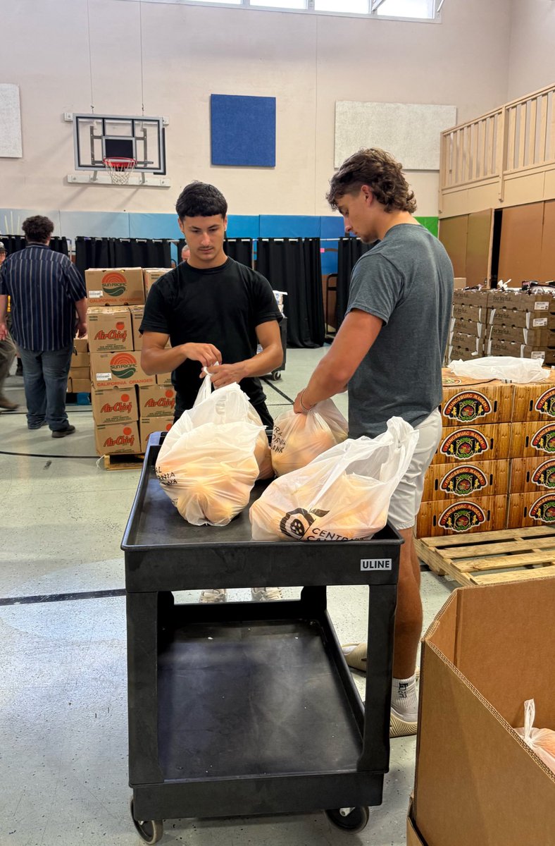 Coach_Berna's tweet image. Our young men volunteering today at the USDA Food Distribution 💪💪 #WinTheDay #FalconFamily #CultureOverScheme #Community
