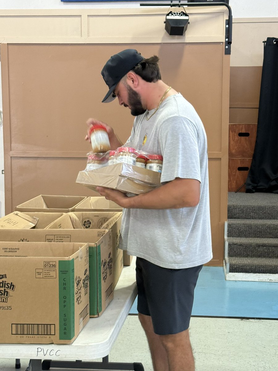 Coach_Berna's tweet image. Our young men volunteering today at the USDA Food Distribution 💪💪 #WinTheDay #FalconFamily #CultureOverScheme #Community