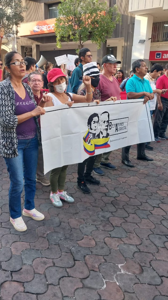 Los Bolivarianos Alfaristas en las calles de Guayaquil rechazando las medidas económicas del gobierno y la brutal represión al pueblo indígena. <a href="/MashiRafael/">Rafael Correa</a> <a href="/JorgeGlas/">Jorge Glas</a> <a href="/LuisaGonzalezEc/">Luisa González</a> <a href="/ecuarauz/">Andrés Arauz</a>