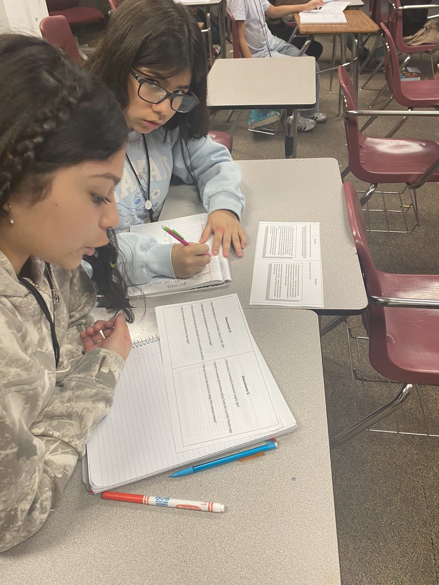 Sobrien2020's tweet image. Making notes and analyzing primary sources to explore and discover why the missions failed and the people revolted against Spanish rule. #inquiry to #analysis to #synthesis @humble_SocSt