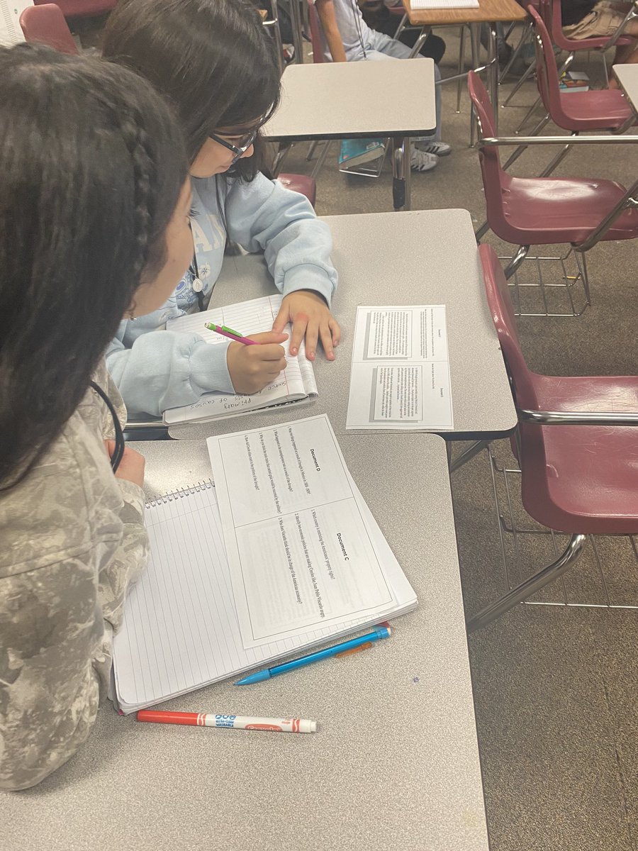 Sobrien2020's tweet image. Making notes and analyzing primary sources to explore and discover why the missions failed and the people revolted against Spanish rule. #inquiry to #analysis to #synthesis @humble_SocSt