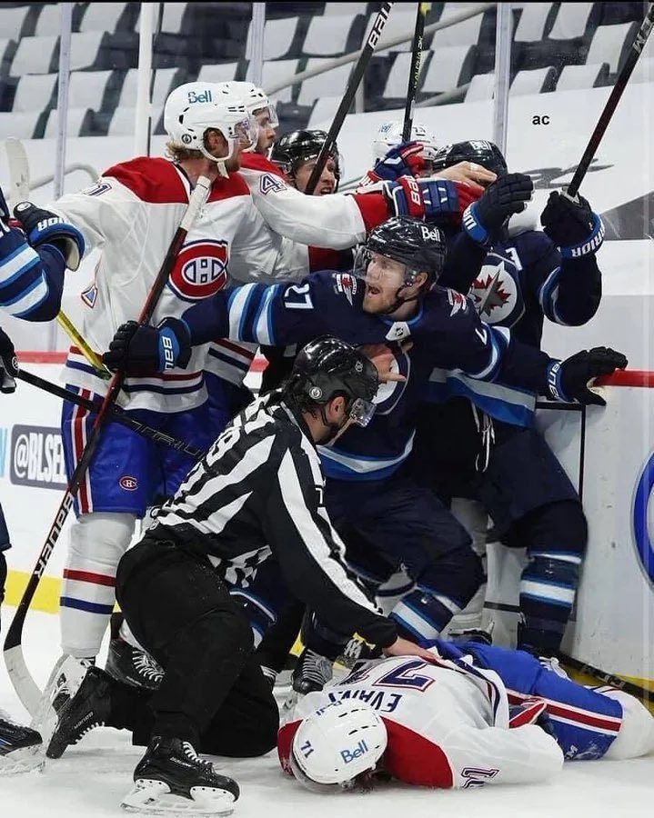 stevie_double's tweet photo. this photo of Ehlers may be one of sports greatest photos https://t.co/vbB9HsHDKH