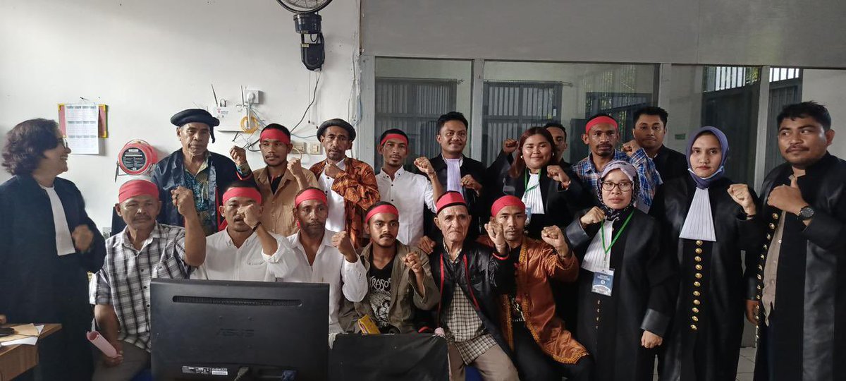 11 orang warga Maba Sangaji saat ini sedang berjuang di pengadilan. Mereka ditahan karena aktivitas penolakan terhadap proyek tambang nikel yang sudah merampas tanah adat dan merusak lingkungan mereka. 

Pejuang lingkungan dari Maba Sangaji ini sedang membutuhkan solidaritas