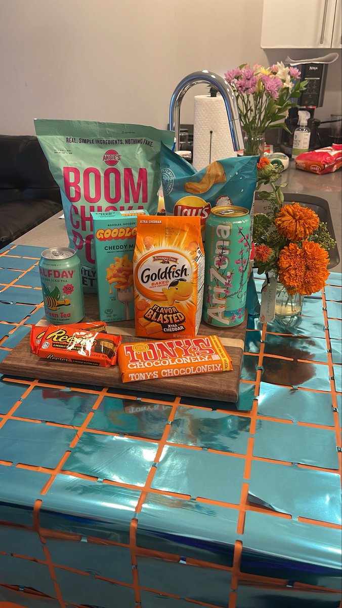 swiftieshy's tweet image. Showgirls (and show pups) reporting for duty!💙🧡 @taylornation13 @taylorswift13