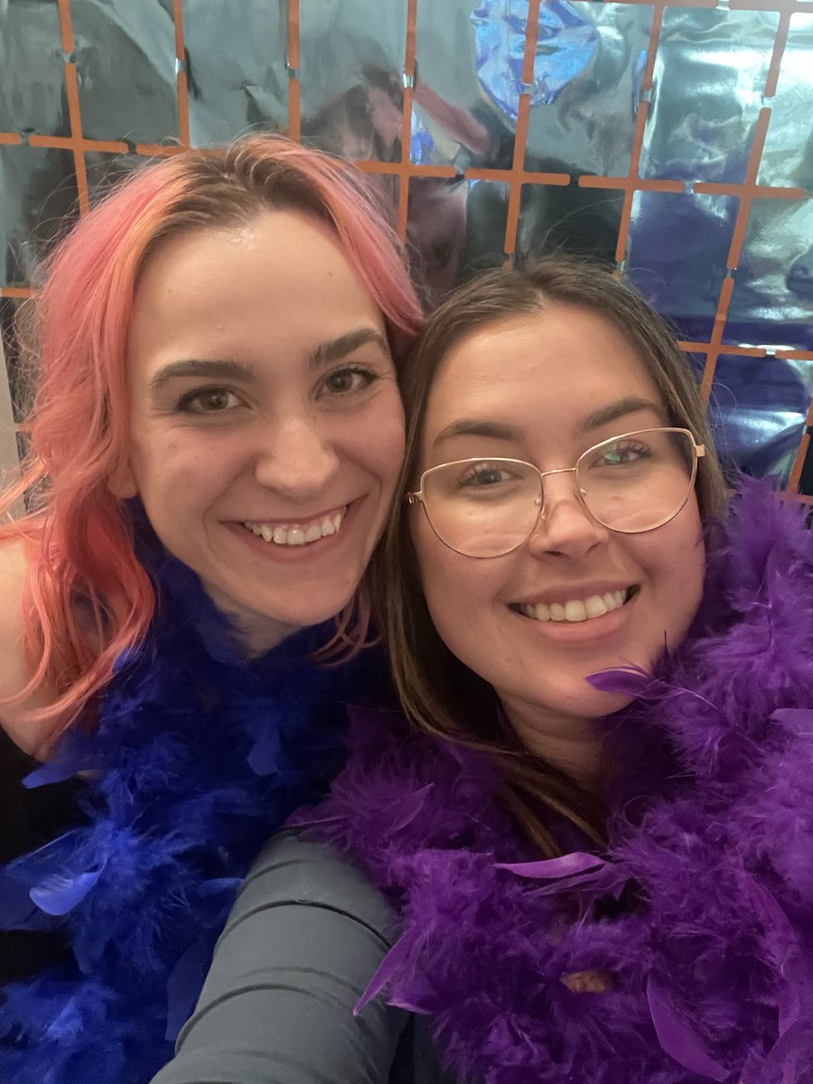 swiftieshy's tweet image. Showgirls (and show pups) reporting for duty!💙🧡 @taylornation13 @taylorswift13