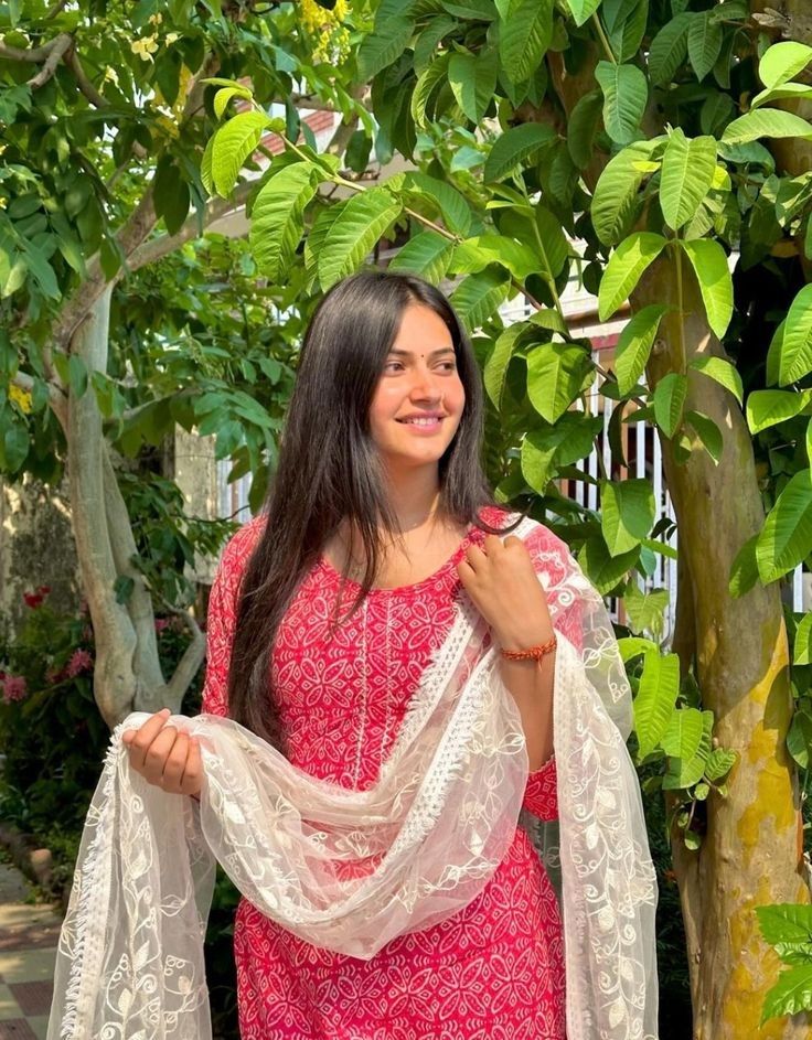 तुम मेरे दिल के सबसे अजीज शख्स हो , 
तुम्हारे जिक्र पर तो मेरी रूह भी मुस्कुराती है ।।