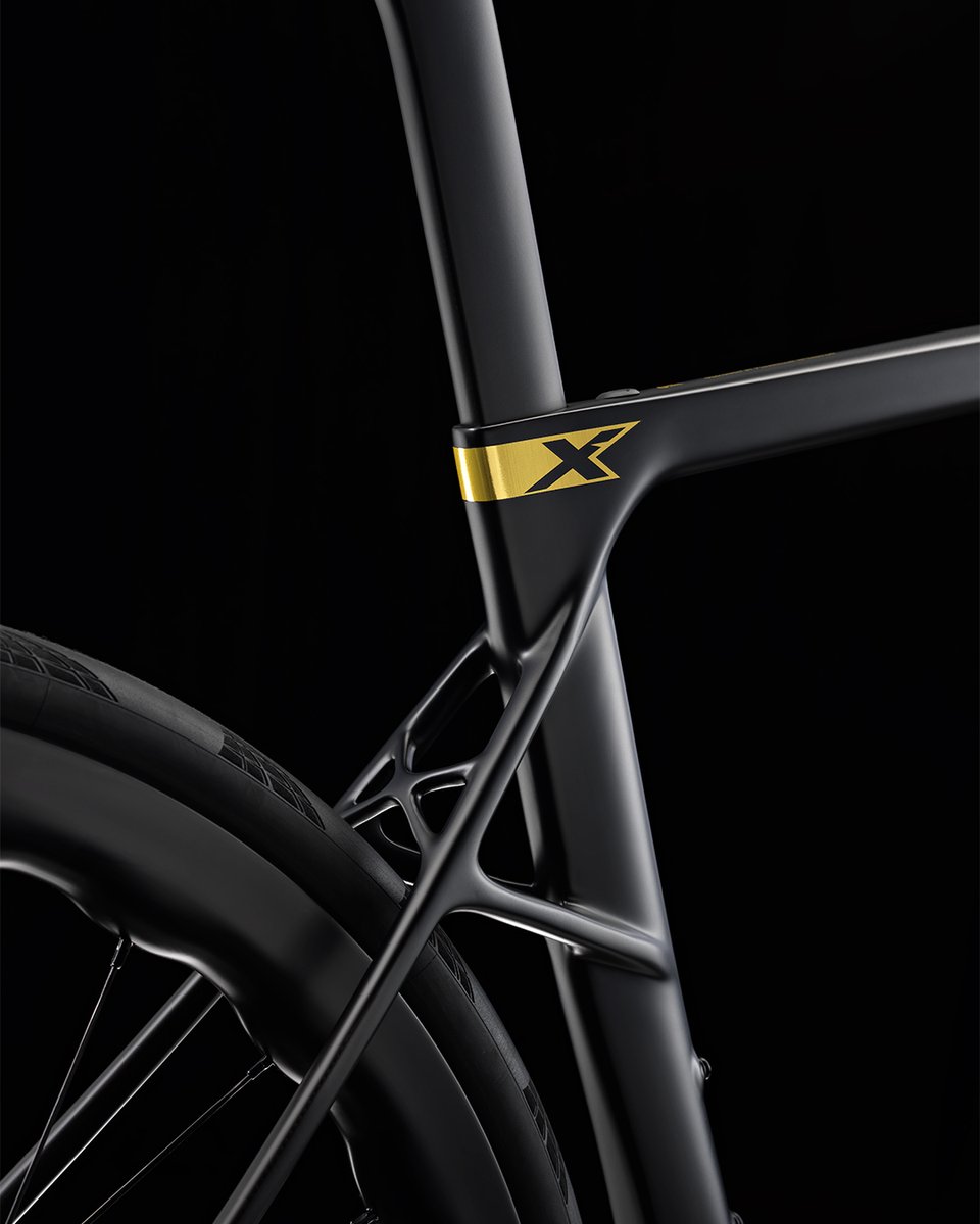 PINARELLO_JAPAN's tweet photo. DOGMA X MY26 COLLECTION
STARRY RED SHINY
LUXTER SKY SHINY
BLACK GOLD MATT
3つのニュールックが2026シーズンにラインアップ
https://t.co/I5RA8dH9RP
#iconmakers
#pinarello https://t.co/yYMl1S2C7O
