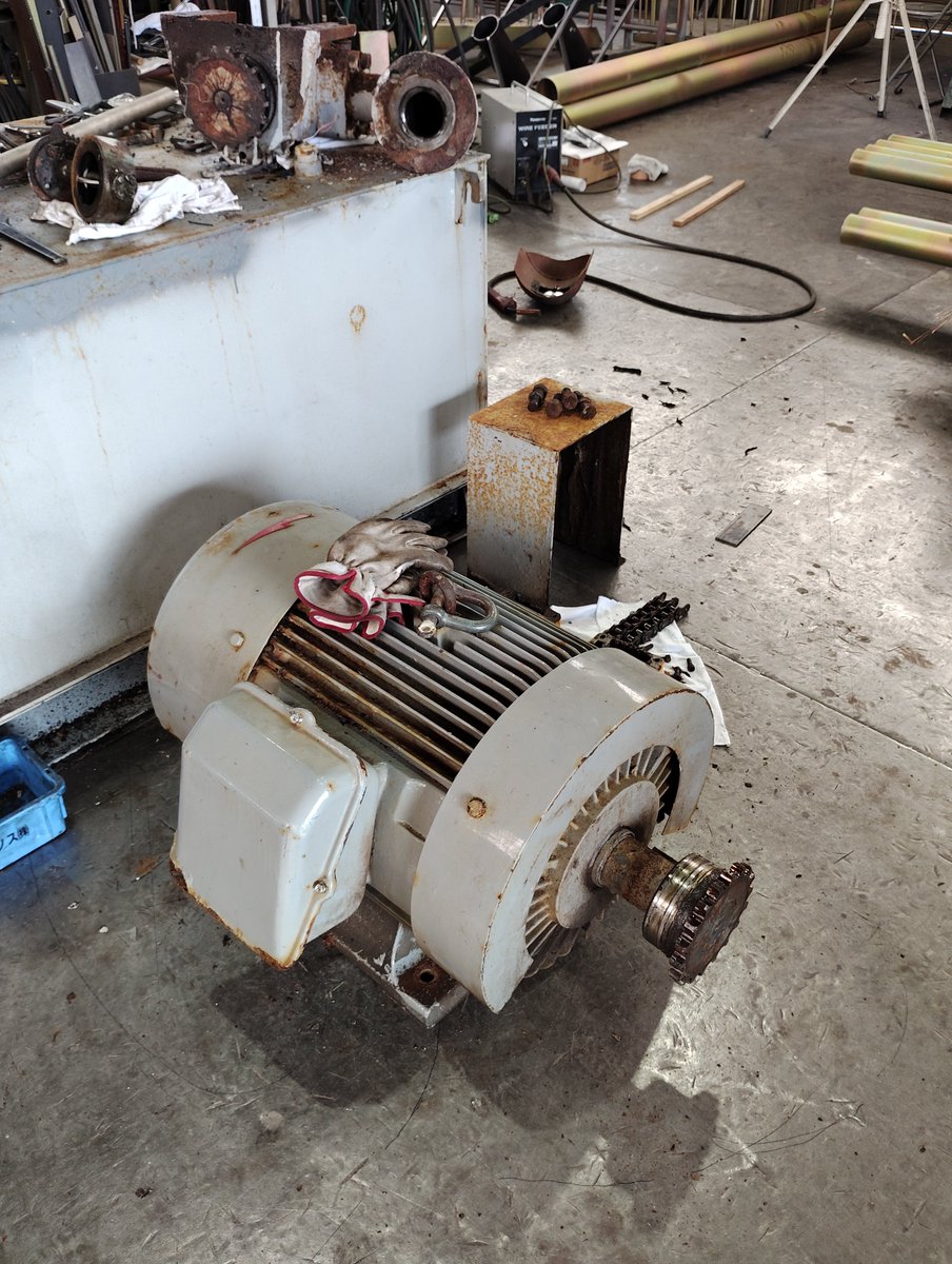 ModsNa052's tweet photo. 遊園地のバイキング。
油圧駆動に使われる原動機。

出力55,000W
電流190~90A
電圧3相200V
ミラクルパワー୧(`•ω •´)୨ https://t.co/1Y1arxP0Uk