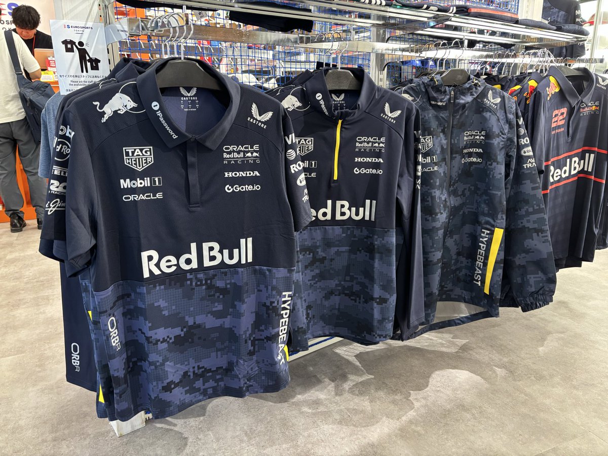 EUROSPORTSTOKYO's tweet image. 🏎️🔥#レッドブル 入荷情報🔥🏎️

／
オラクルレッドブルレーシングチーム×
#HYPEBEAST  
コレクション
＼

デジタルカモ柄がストリートをさらに演出させるアイテム😎
 #シンガポールGP ナイトレースに合わせて
特別なウェアを是非💥💥

#f1jp #SingaporeGP #RedBullRacing