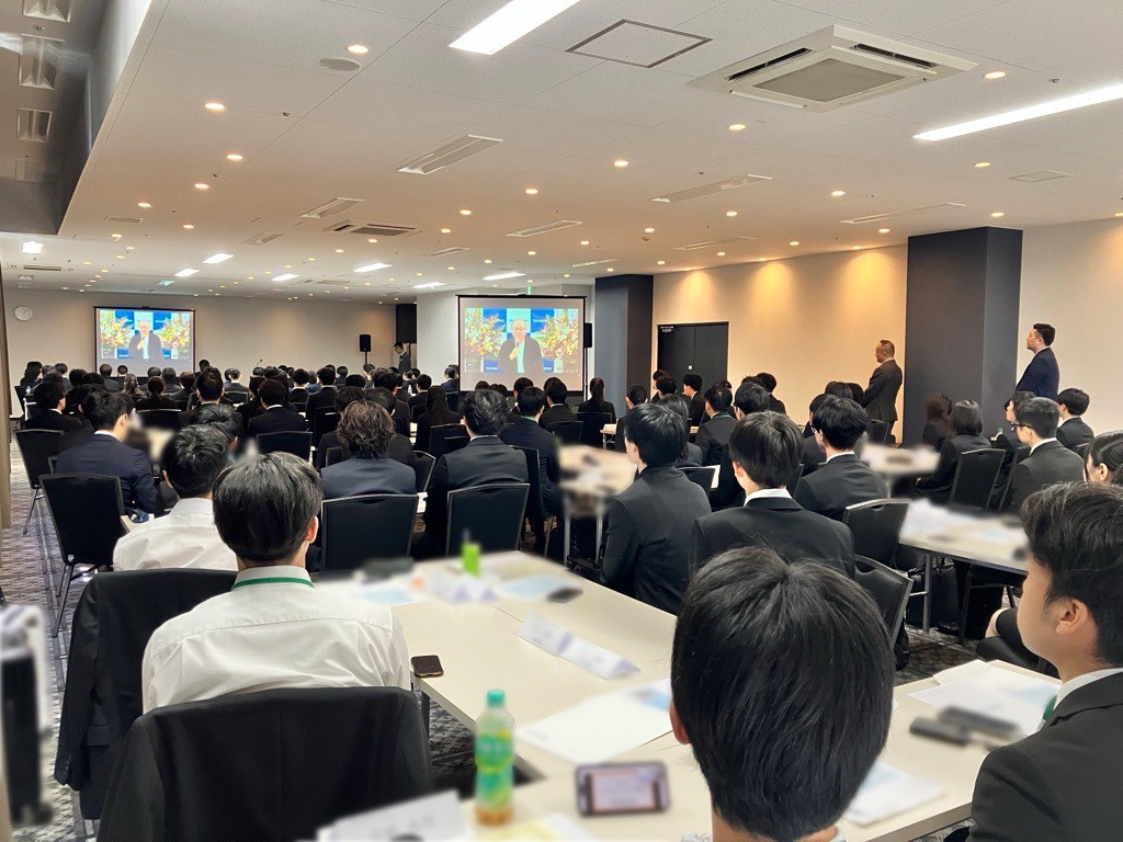 technopro_it's tweet photo. \ 内定式に参加しました！ /
新卒採用課 石橋です！

先日東京と大阪に分かれて内定式を執り行いました。
最初は緊張している方も多かったですが
同期と交流したり帰る頃には安心した表情が見られました！

#内定式 #26新卒 #就活 https://t.co/WGFPEqdAFZ