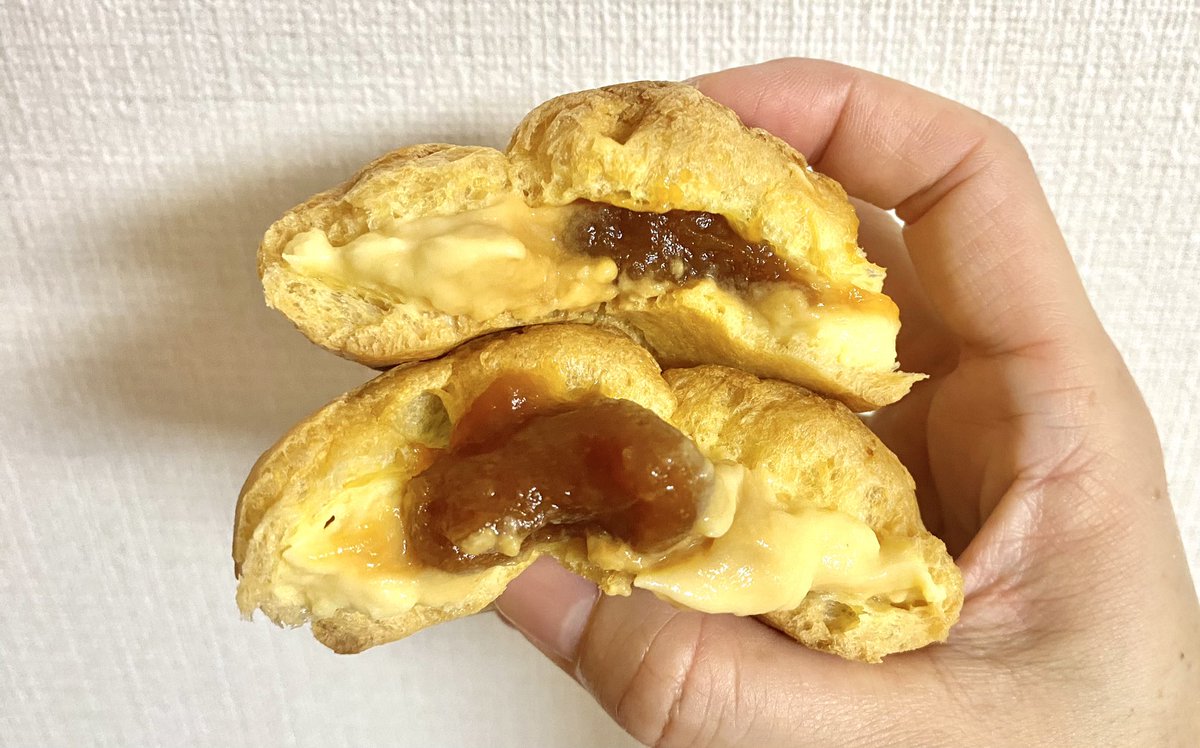 elmomoko's tweet image. ふむ、なるほど!プリンみたいなシューだね🍮
#ファミマ デザートランド プリン!?シュー
こっくりカスタードに
プルプルのカラメルのソース?ゼリー?が
半分にした時ドゥルンと滑り落ちそうだったけどセーフ!
シューはふわふわ空気だったよ🫧