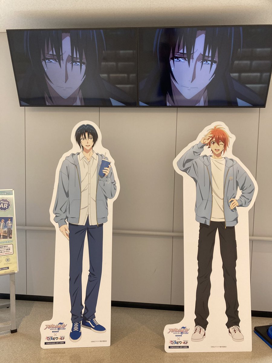 エアキャビン桜木町駅のフラウェスタンディ、見に行ったらちょうど頭上のモニタで総集編の予告流れてました