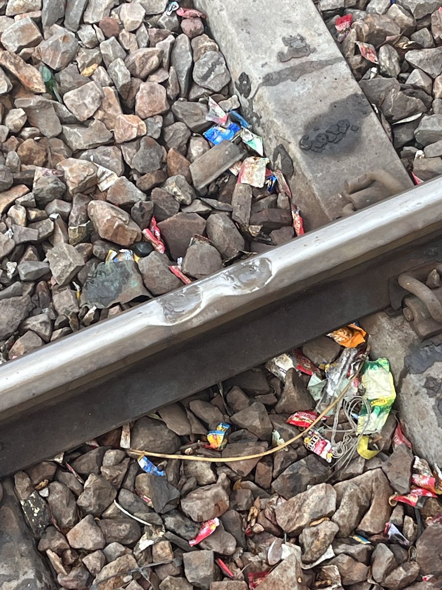 mechramesh15's tweet photo. There are visible dents / cavities(depression) on the top running surface of the rail head on Gandhinagar station Jaipur platform no 1 loop line towards Delhi end. Kindly take necessary action @NWRailways https://t.co/2FJQj2YMLl