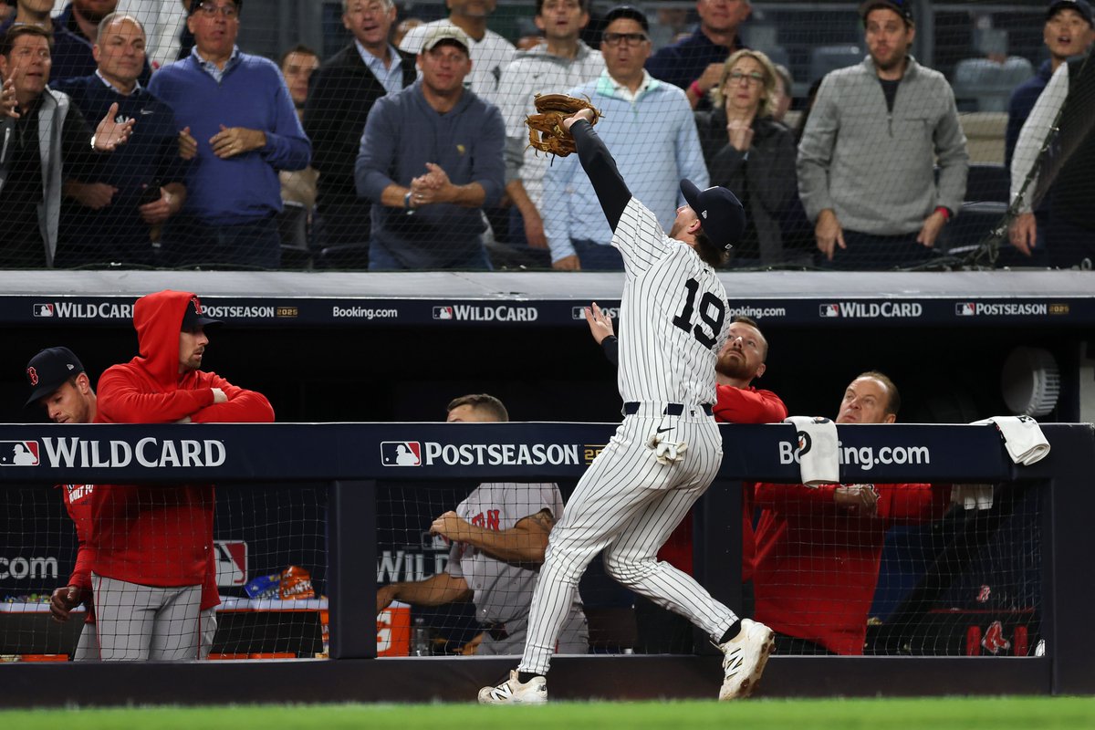 MLBNetwork's tweet photo. What. A. Grab. https://t.co/0bakO3O6Ss