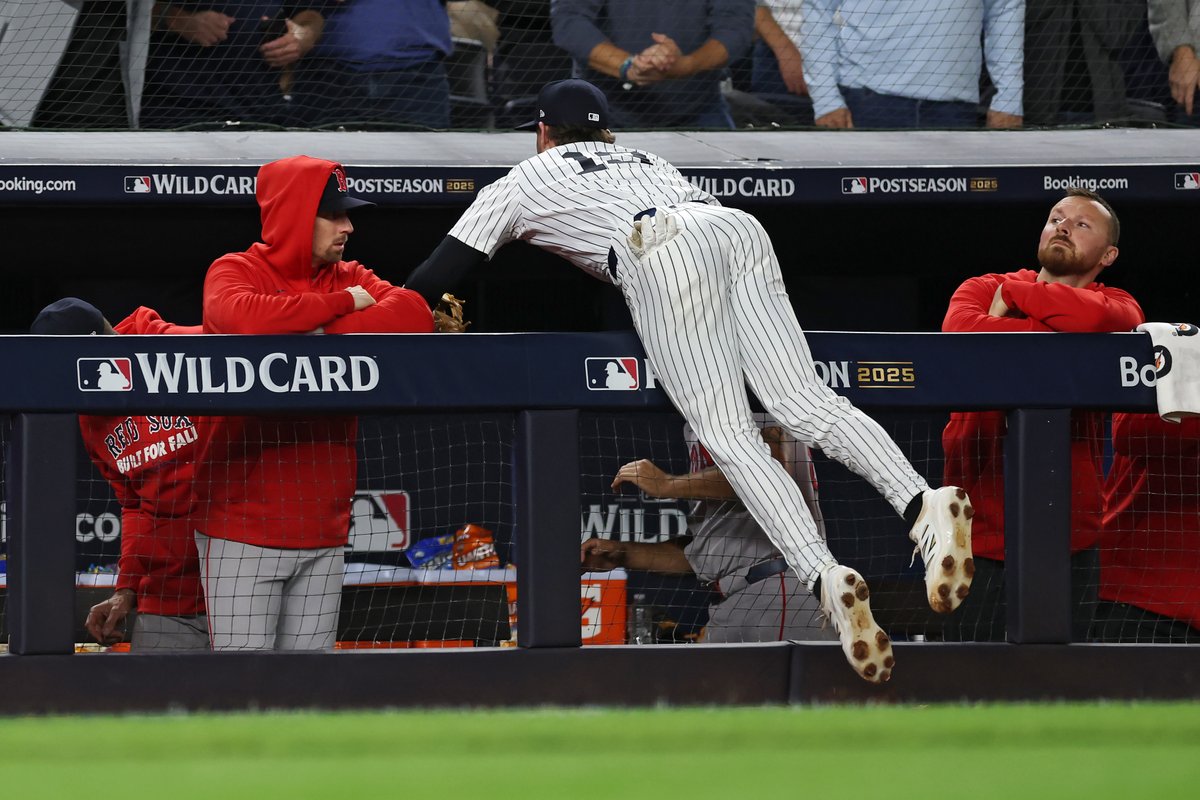 MLBNetwork's tweet photo. What. A. Grab. https://t.co/0bakO3O6Ss
