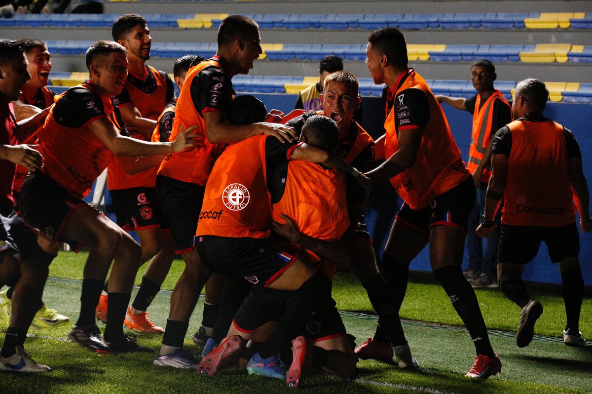 espaciofutboI's tweet photo. FINAL!!! HISTORIA PURA!!! 💪🔥

XELAJU ESTÁ EN SEMIFINALES Y CLASIFICA A COPA CONCACAF!!! 🇬🇹🔥🐐 https://t.co/3RPeCfUz6o