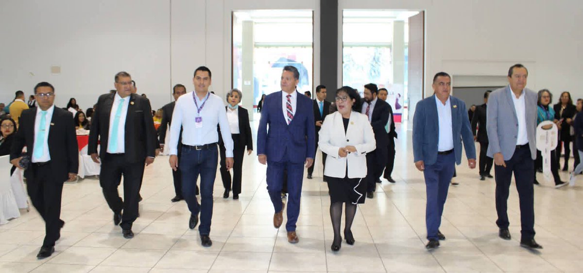 snteSeccion55's tweet photo. La Mtra. Teresa Meneses Morales, Secretaria General de la Sección 55 y el Mtro. Elpidio Yañez Rubio, Representante del CEN del SNTE en Tlaxcala, participaron en el evento a las maestras y maestros de primaria, destacando la importancia de su labor en la transformación social. https://t.co/0MkAsyOD0f
