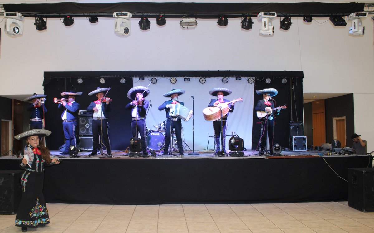 La Mtra. Teresa Meneses Morales, Secretaria General de la Sección 55 y el Mtro. Elpidio Yañez Rubio, Representante del CEN del SNTE en Tlaxcala, participaron en el evento a las maestras y maestros de primaria, destacando la importancia de su labor en la transformación social.