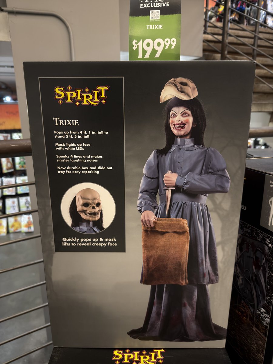 mychaelfuller's tweet photo. “speaks 4 lines and makes sinister laughing noises” @trixiemattel https://t.co/J6tGbzVvBw