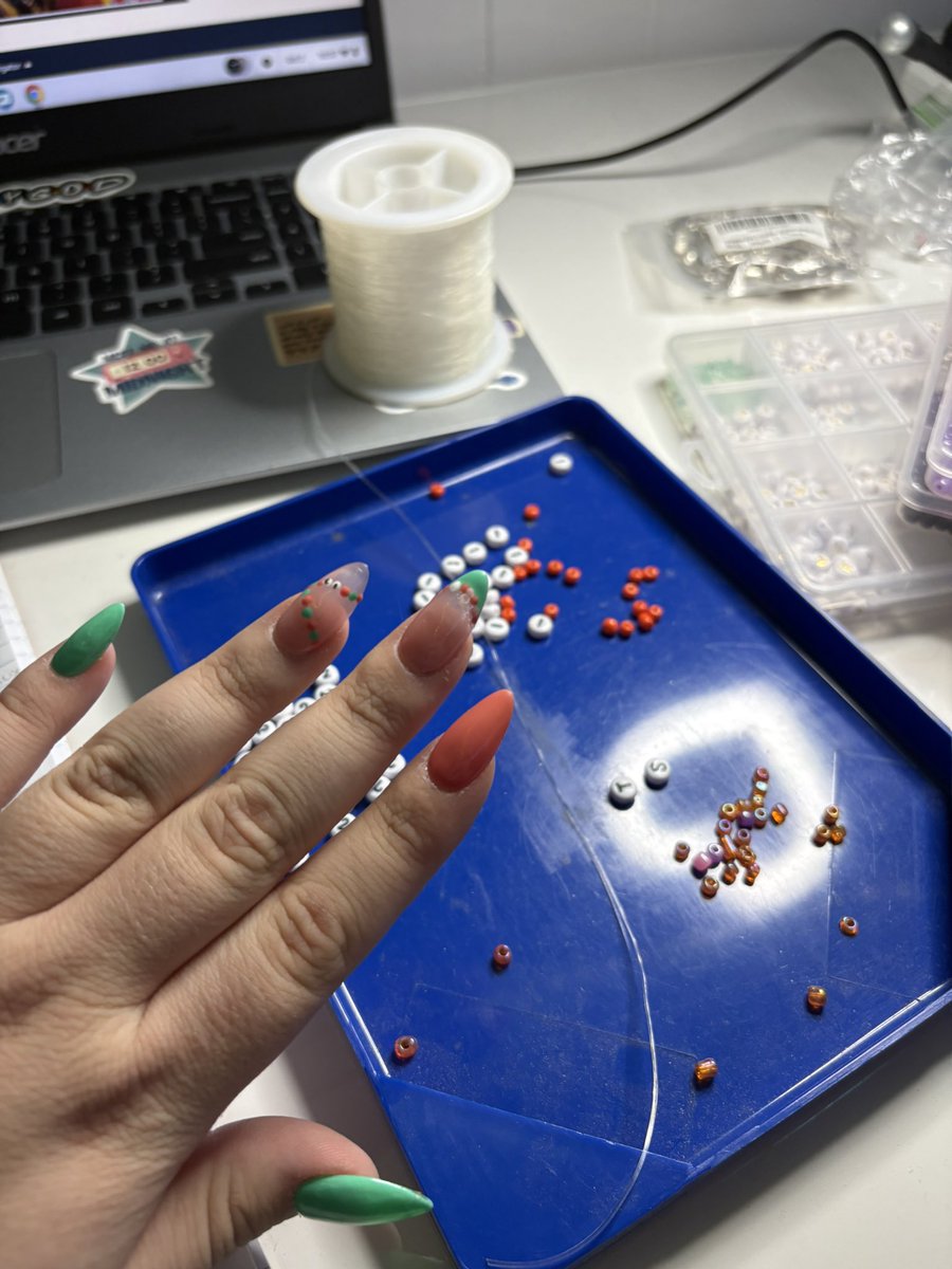 Marvel_Maddie3's tweet photo. notes won’t stop this Eldest Daughter from friendship bracelet making 🧡🐈
#TSTheLifeOfAShowgirl 

@taylornation13 @taylorswift13 https://t.co/E69u4QdfZq