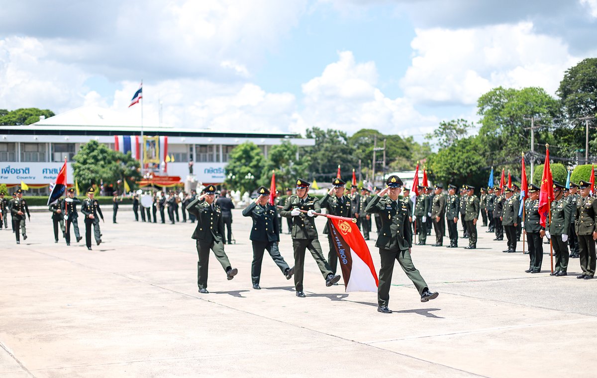 201_engineer's tweet image. พิธีรับ - ส่งหน้าที่ แม่ทัพภาคที่ 2
พ.ท.กฤษฎา ตะเภาพงษ์ ผบ.ช.2 พัน.201 นำหมู่ธงเกียรติยศฯ เข้าร่วมพิธีฯ เพื่อเป็นเกียรติในพิธีรับ - ส่งหน้าที่ แม่ทัพภาคที่ 2
ระหว่าง พล.ท.บุญสิน พาดกลาง แม่ทัพภาคที่ 2 (ท่านเก่า) กับ พล.ท.วีระยุทธ รักศิลป์ แม่ทัพภาคที่ 2 (ท่านใหม่)