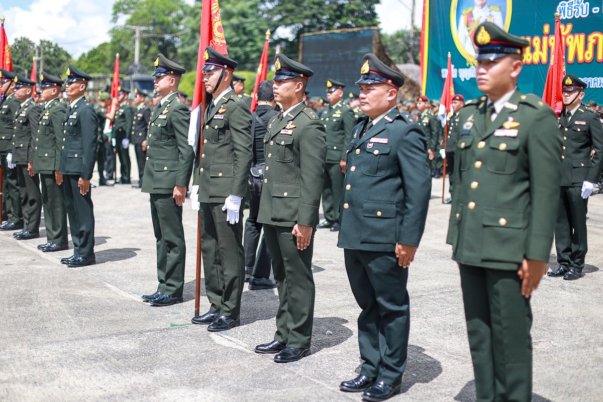 201_engineer's tweet image. พิธีรับ - ส่งหน้าที่ แม่ทัพภาคที่ 2
พ.ท.กฤษฎา ตะเภาพงษ์ ผบ.ช.2 พัน.201 นำหมู่ธงเกียรติยศฯ เข้าร่วมพิธีฯ เพื่อเป็นเกียรติในพิธีรับ - ส่งหน้าที่ แม่ทัพภาคที่ 2
ระหว่าง พล.ท.บุญสิน พาดกลาง แม่ทัพภาคที่ 2 (ท่านเก่า) กับ พล.ท.วีระยุทธ รักศิลป์ แม่ทัพภาคที่ 2 (ท่านใหม่)