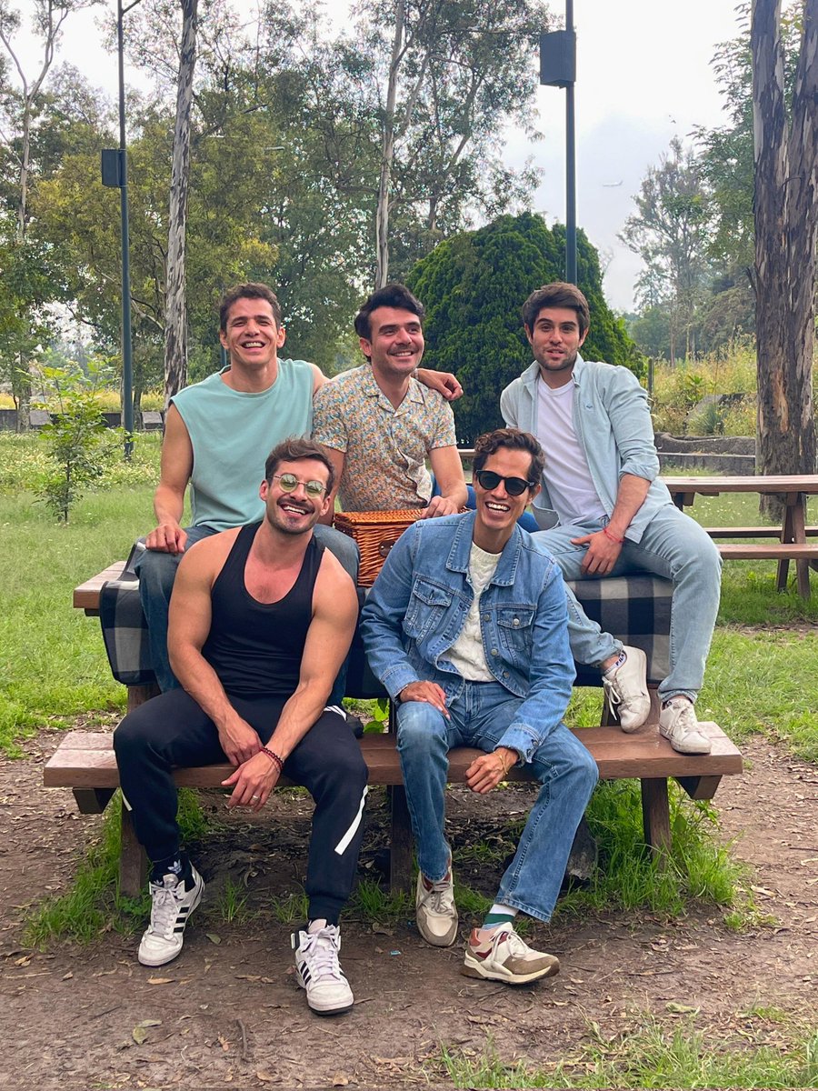 Sol, bosque, un picnic y las mejores risas. Así se recarga la vida con los amigos.. 🧺☀️☕️🧁🍽🥂🥪🐿🌳