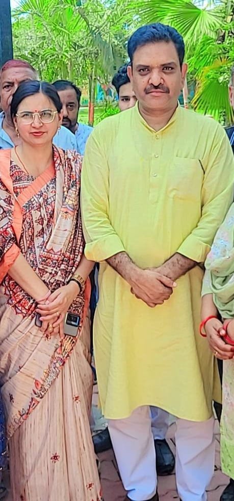 Usha_Ch_BJP's tweet photo. उत्तर प्रदेश सरकार में मा. राज्यमंत्री (स्वतंत्र प्रभार) श्री असीम अरुण जी, आपको जन्मदिन की हार्दिक शुभकामनाएं!
 
मर्यादा पुरुषोत्तम प्रभु श्रीराम जी आपको उत्तम स्वास्थ्य, दीर्घायु एवं निरंतर यश प्रदान करें, यही कामना है।💐💐 https://t.co/nuQaxzXGvz