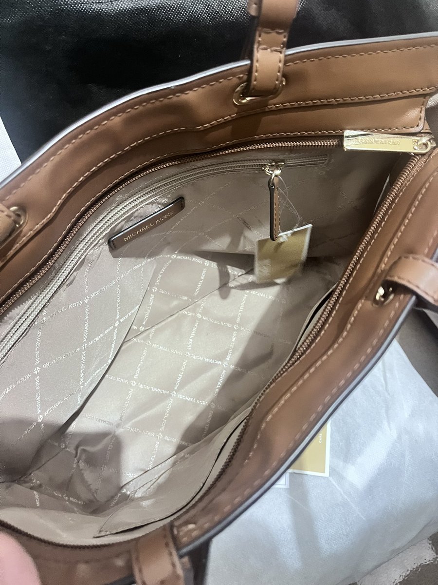 sambalababi's tweet image. Michael Kors Tote Bag 

Warna elegan, model timeless, cocok buat daily atau kerja 💼

pengiriman dari jakarta selatan (bisa by gosend/j&amp;amp;t) 

harga 1.5 (nego tipis ya kak) 

#prelovedbag #preloved #prelovedtas #prelovedmk #michaelkors