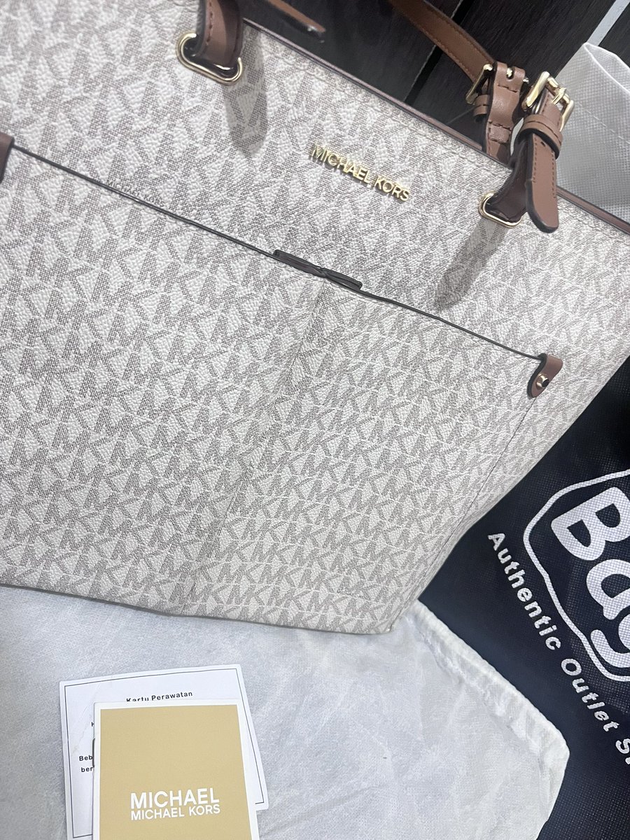sambalababi's tweet image. Michael Kors Tote Bag 

Warna elegan, model timeless, cocok buat daily atau kerja 💼

pengiriman dari jakarta selatan (bisa by gosend/j&amp;amp;t) 

harga 1.5 (nego tipis ya kak) 

#prelovedbag #preloved #prelovedtas #prelovedmk #michaelkors