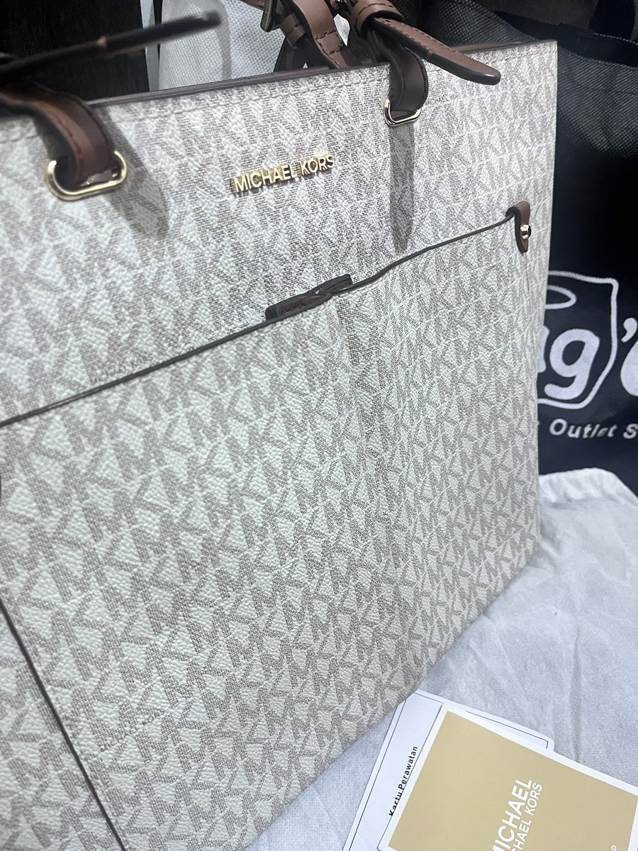 sambalababi's tweet image. Michael Kors Tote Bag 

Warna elegan, model timeless, cocok buat daily atau kerja 💼

pengiriman dari jakarta selatan (bisa by gosend/j&amp;amp;t) 

harga 1.5 (nego tipis ya kak) 

#prelovedbag #preloved #prelovedtas #prelovedmk #michaelkors