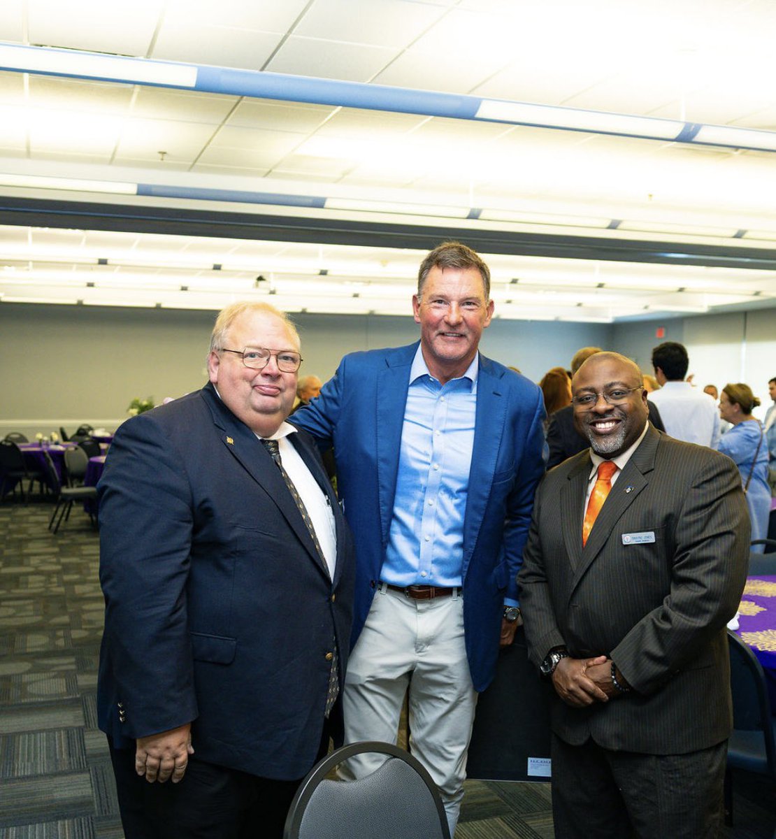ProSportsMVP's tweet photo. Super Bowl XXIV Champion, 5x Pro Bowler, and College Football Hall-of-Famer Wesley Walls was the featured speaker for 2 youth benefit events this week. Attendees had a great time being able to interact and trade stories with Walls. https://t.co/dYTUgaEaHu