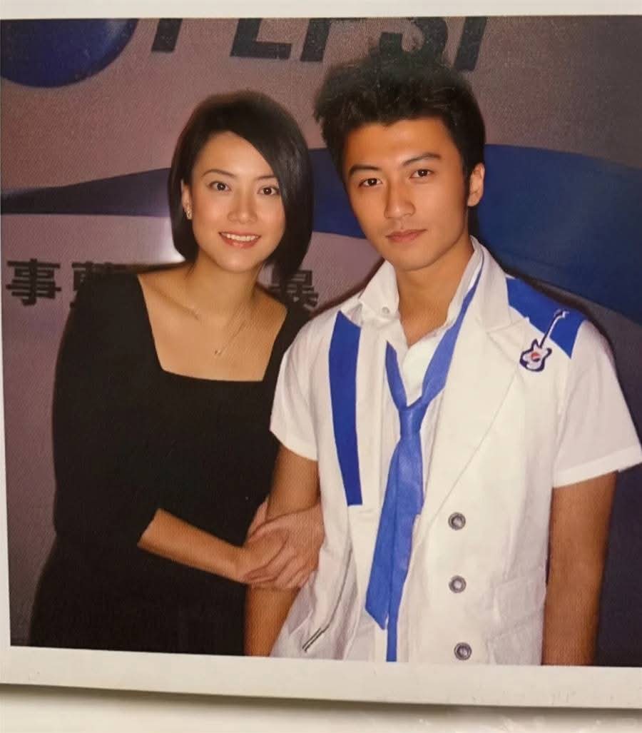 25岁时的谢霆锋与他的经纪人霍汶希合影。
谢霆锋与霍汶希的早期合影，当时的谢霆锋已经是明星大咖了。

2005年，谢霆锋才25岁，年轻帅气的他，已经是流行乐坛的实力歌手，在乐坛很有名气了。