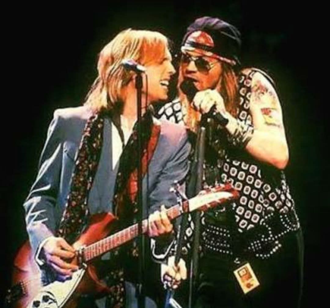 axlrosefanpage_'s tweet image. Relembrando o saudoso cantor e compositor Tom Petty que partiu há 8 anos.
Na foto, Tom ao lado de Axl Rose durante dueto no MTV Music Video Awards em 1989. 
#GoneButNotForgotten
